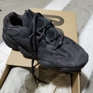 Yeezy 500 black size 10